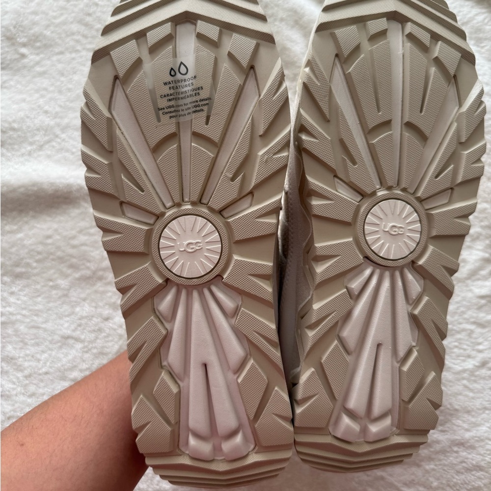 UGG Women's Captrail High cream Sneaker size 10 - Picture 10 of 10